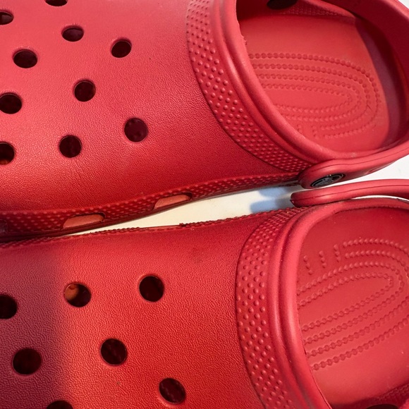 of Crocs Classic Clogs in varsity or pepper red size 7 - Picture 3 of 8
